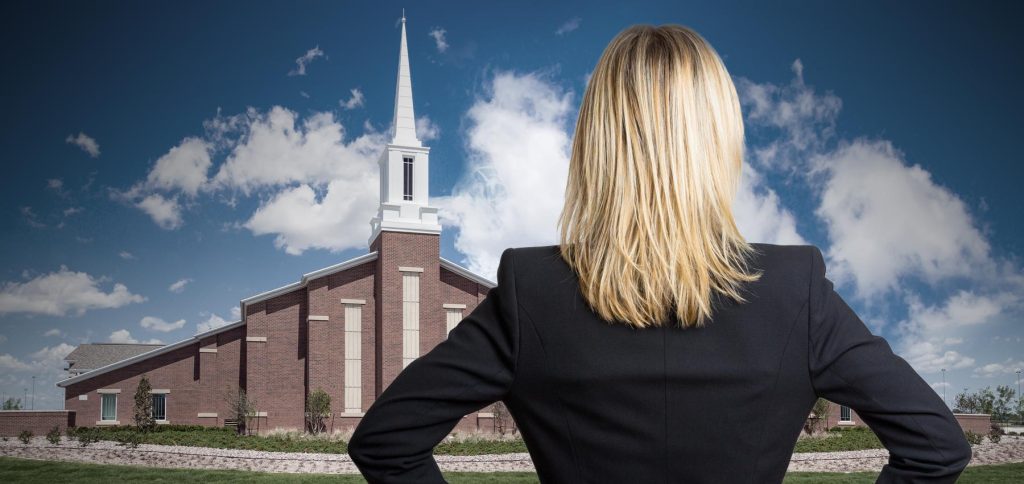 Um pastor ateu entra numa igreja…