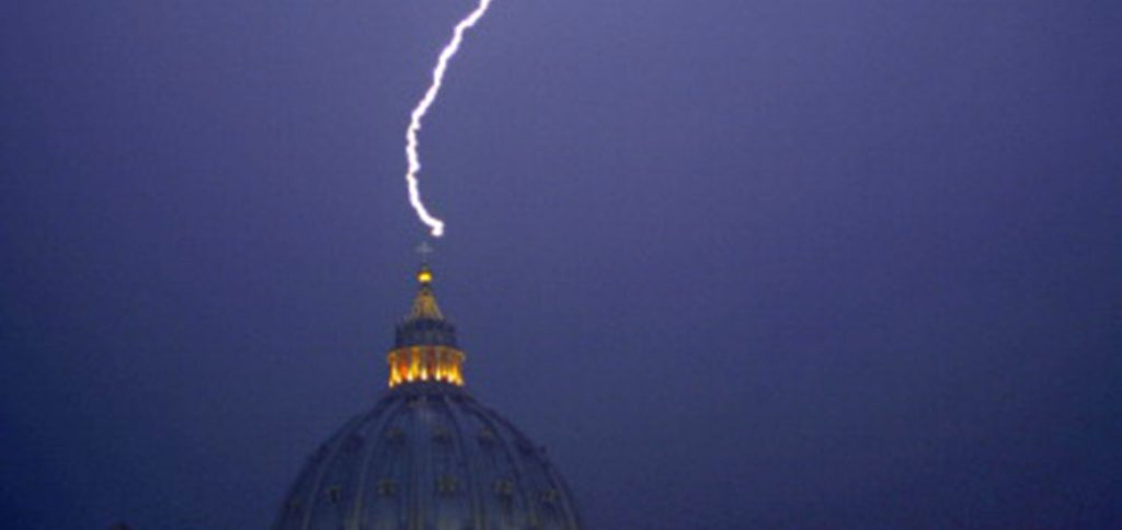 バチカンに落雷！
