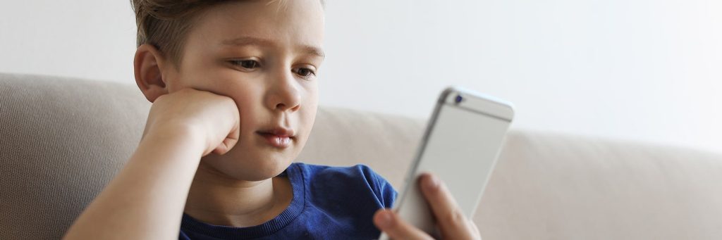 窥淫者的天堂：社交媒体上的儿童剥削